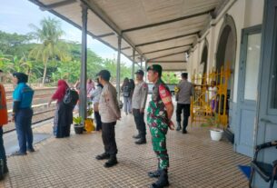 Pantau Pemudik, Babinsa Koramil Juwangi Amankan Stasiun Telawa