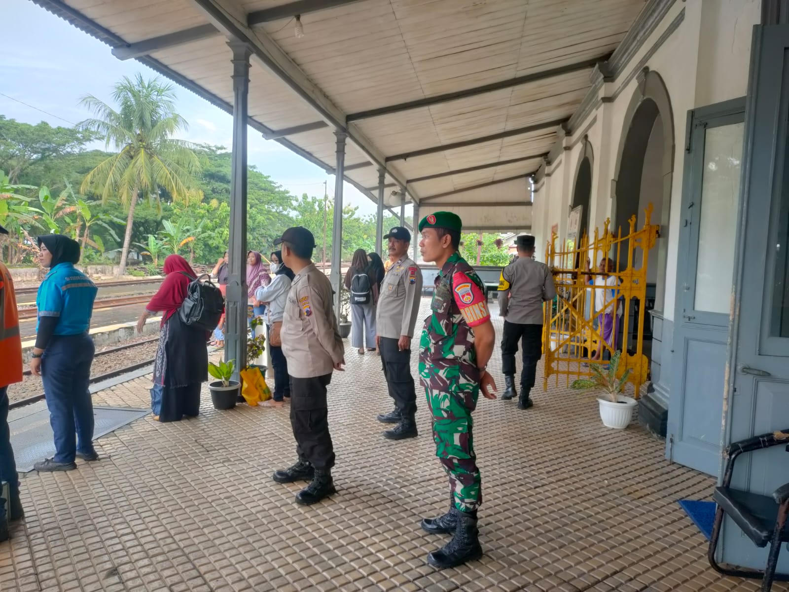 Pantau Pemudik, Babinsa Koramil Juwangi Amankan Stasiun Telawa