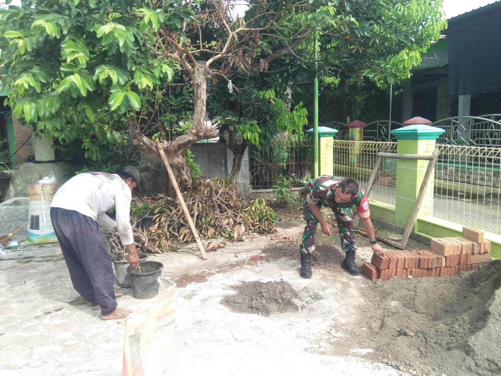 Peduli Kebersihan Lingkungan, Babinsa Bantu Pembuatan Saluran Air