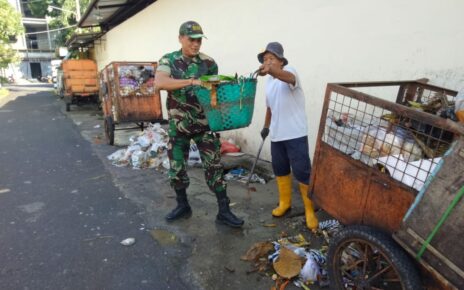 Peduli Kebersihan Lingkungan, Bati Bakti TNI Koramil 03/Serengan Bersama DKP Laksanakan Pembersihan Sampah