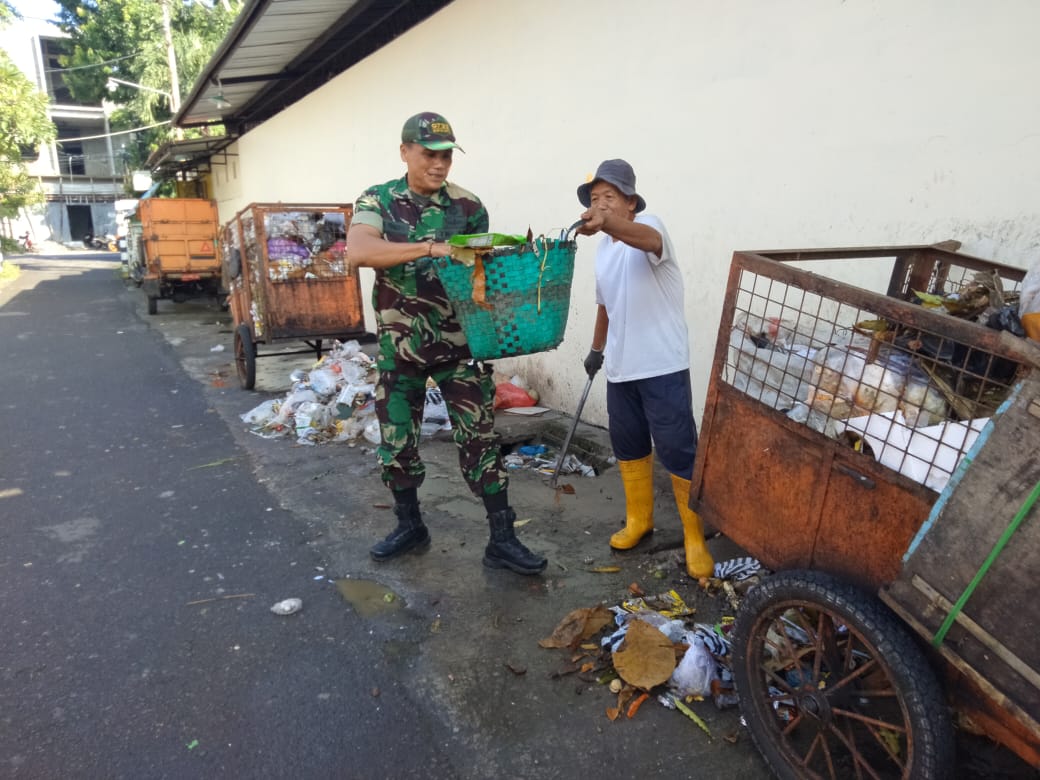 Peduli Kebersihan Lingkungan, Bati Bakti TNI Koramil 03/Serengan Bersama DKP Laksanakan Pembersihan Sampah