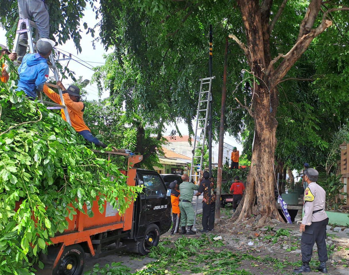 Pelopori Kegiatan Positif,Babinsa Jagalan Gandeng Warga Kerja Bakti Bersihkan Lingkungan