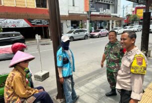 Pengelola Parkir Dan Tukang Becak di Pasar Modern Matahari Singosaren Didatangi Babinsa, Ada Apa..??