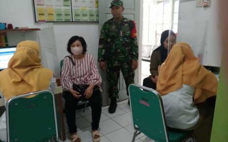 Peran Aktif Babinsa Jayengan Pada Pelaksanaan Imunisasi di UPTD Puskesmas Jayengan