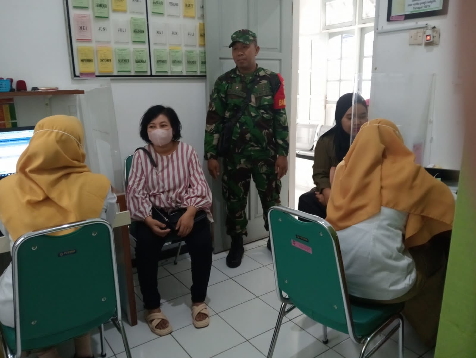 Peran Aktif Babinsa Jayengan Pada Pelaksanaan Imunisasi di UPTD Puskesmas Jayengan