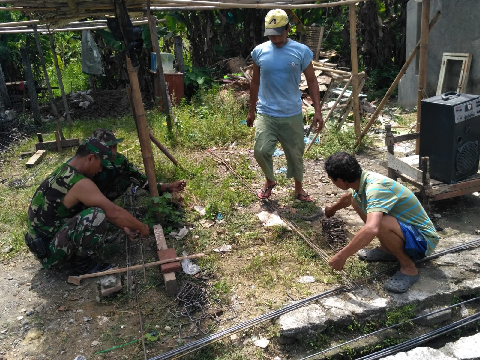 Pupuk Rasa Kepedulian, Babinsa Banjarsari Motori Pelaksanaan Gotong Royong Renovasi Rumah Warga