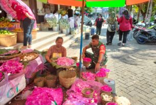 Sambangi Penjual Bunga di Pasar Kembang, Cara Jitu babinsa Sriwedari Mempererat Tali Silaturahmi