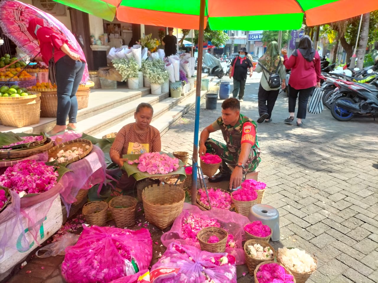 Sambangi Penjual Bunga di Pasar Kembang, Cara Jitu babinsa Sriwedari Mempererat Tali Silaturahmi
