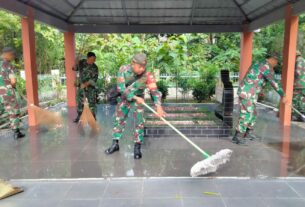 Sambut HUT Korem 074/Warastratama, Anggota Koramil 04/Jebres Kerja Bakti di TMP Kusuma Bakti Juruq