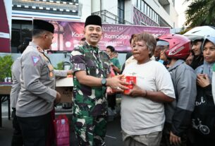 Sambut Pemudik, Dandim 0726/Sukoharjo dan Kapolres Bersama Pegiat Sosial Bagikan Ribuan Tajil