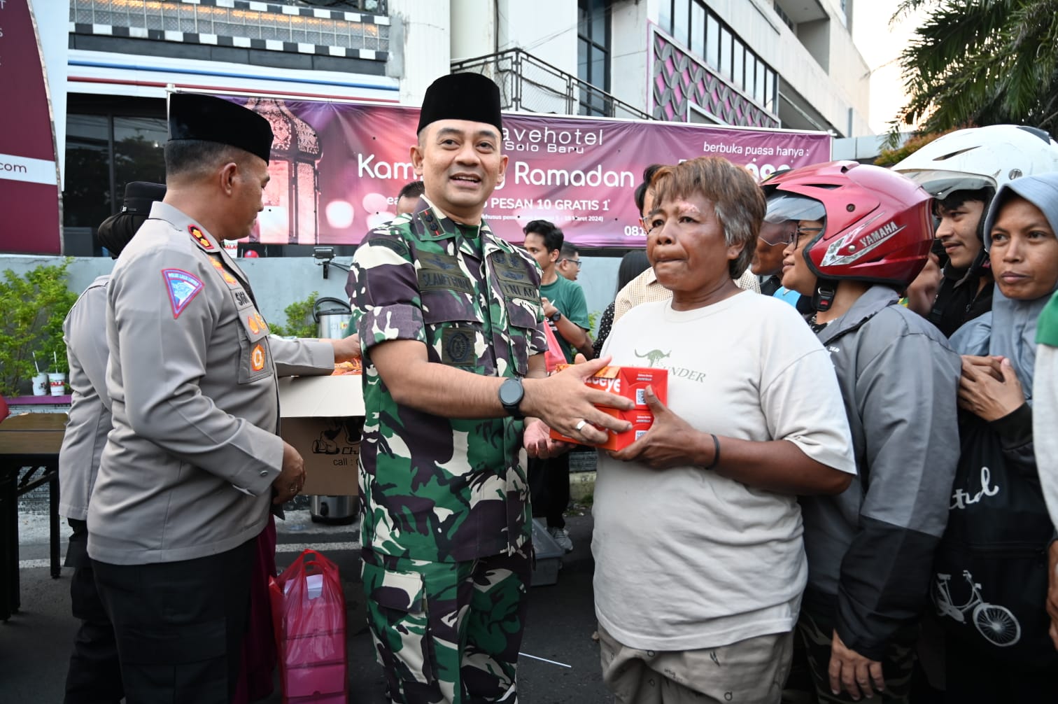 Sambut Pemudik, Dandim 0726/Sukoharjo dan Kapolres Bersama Pegiat Sosial Bagikan Ribuan Tajil