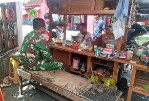 Sembari Nongkrong di Warung Angkringan, Babinsa Purwosari Eratkan Tali Silaturahmi Dengan Warga