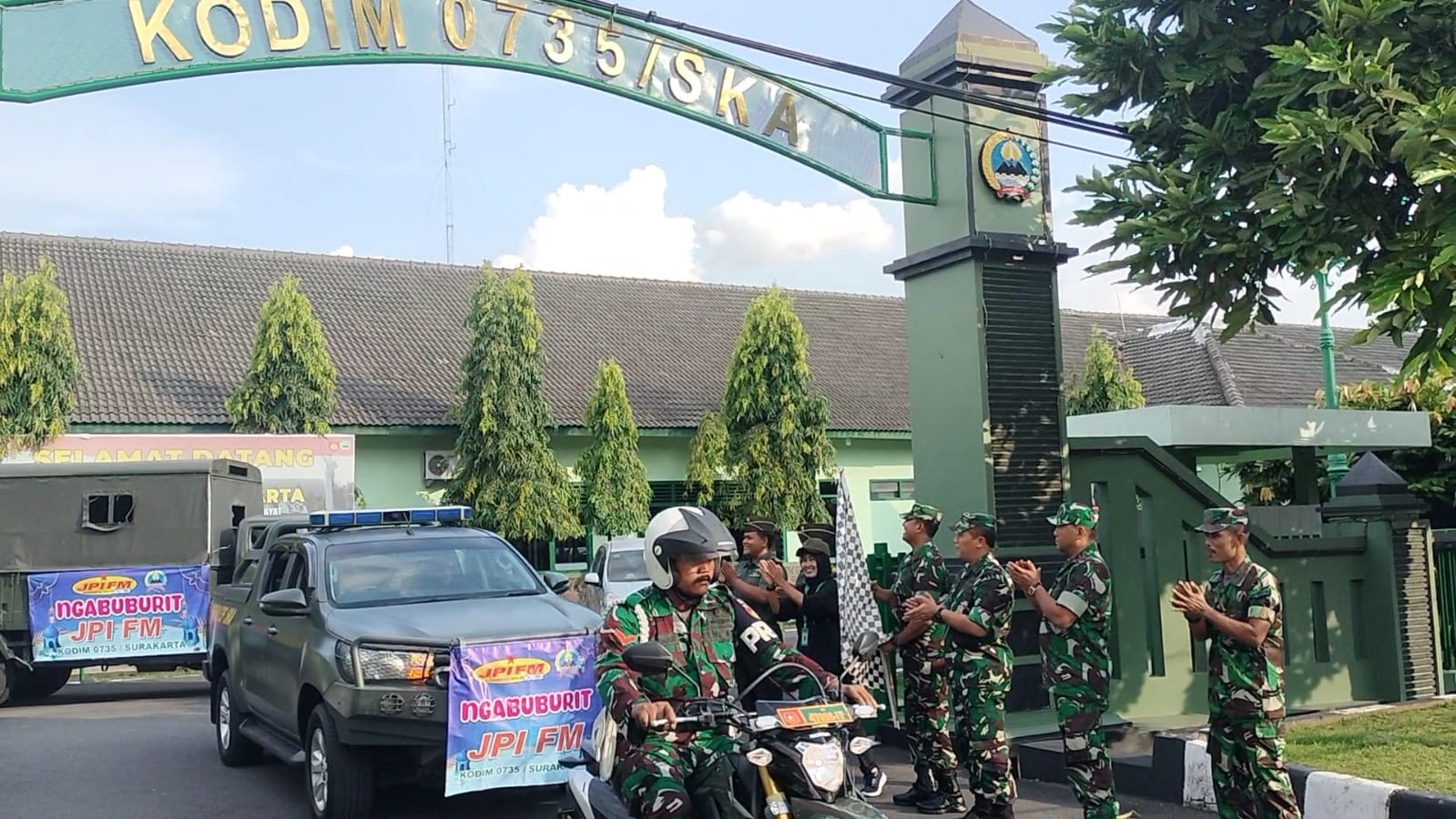 Kodim 0735/Surakarta Bersama Radio JPI FM Bagikan Takjil Gratis Jelang Berbuka Puasa