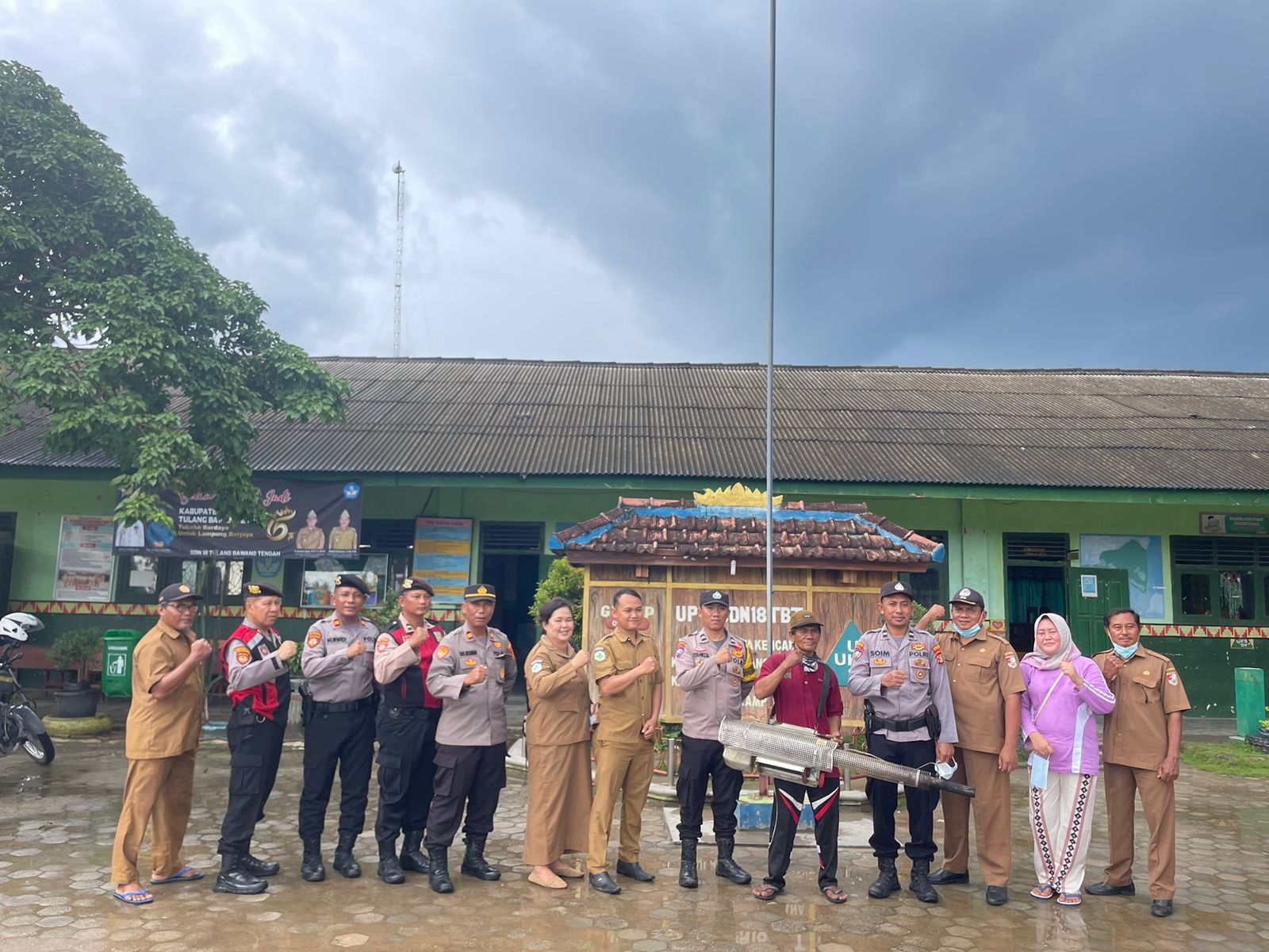 Tanggapi Keluhan Warga Terkait DBD, Sat Samapta Polres Tulang Bawang Barat Lakukan Fogging di SDN 18 Tulang Bawang Tengah