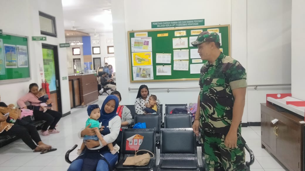 Tekan Angka Stunting Bati Bakti TNI Koramil 03/Serengan Aktif Dampingi Pelayanan Imunisasi Anak Dan Balita