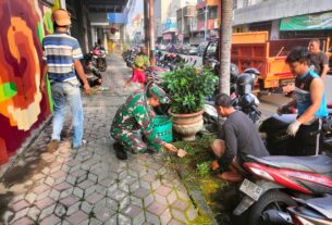 Tumbuhkan Semangat Dan Budaya Gotong Royong, Babinsa Jayengan Kerja Bakti Bersama Warga Binaan