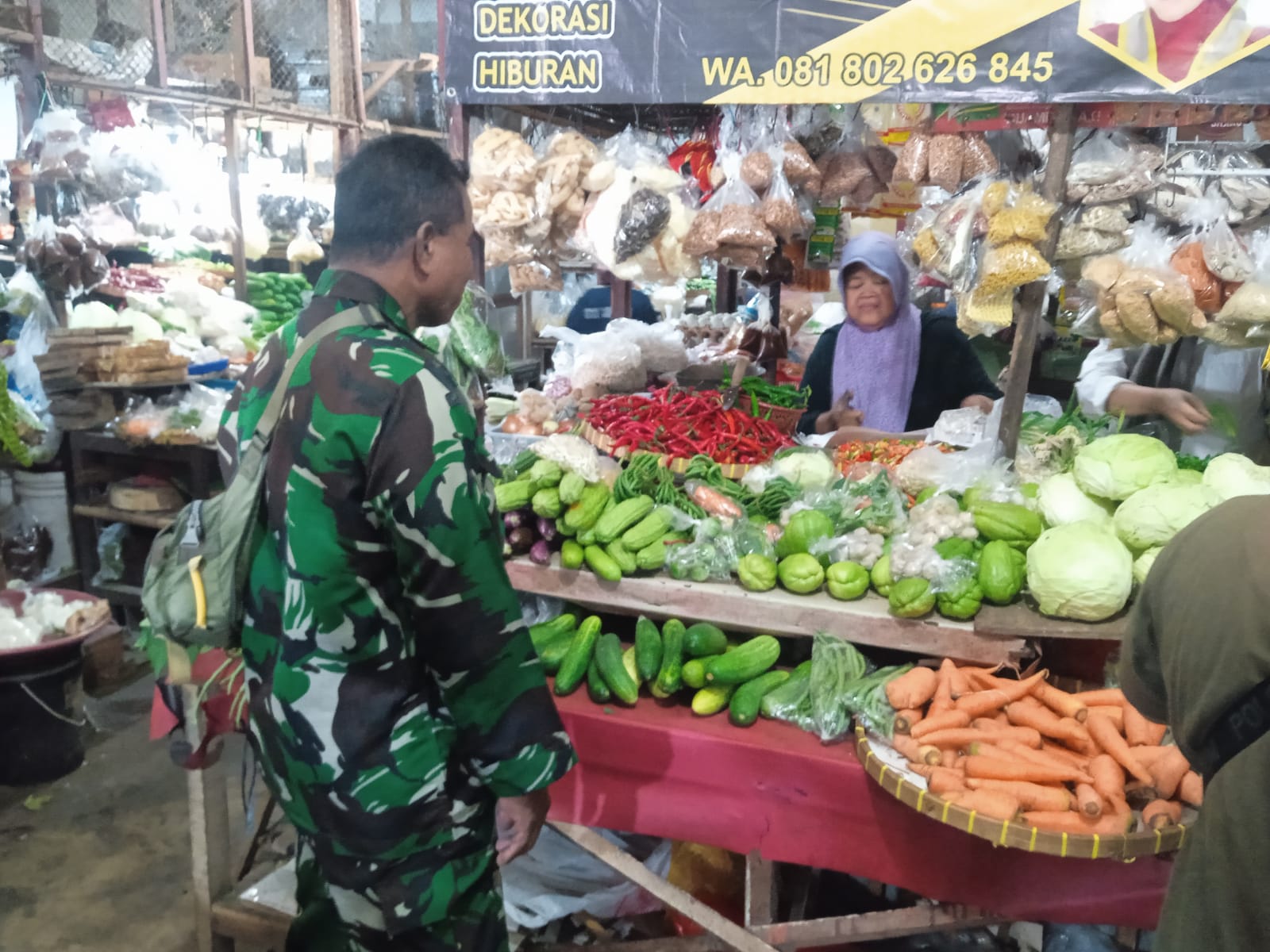 Usai Hari Raya Idul Fitri 1445 H/2024 M, Babinsa Mojosongo Cek Harga Sembako di Pasar