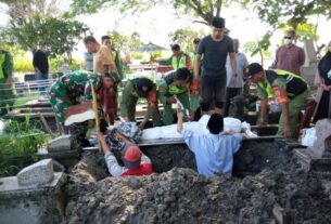 Wujud Nyata Kepedulian, Babinsa Serengan Takziah Warganya Yang Meninggal Dunia