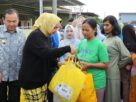 Ibu Riana Sari Arinal Berikan Bantuan Sembako Program Siger kepada Warga Terdampak Banjir di Kampung Tanjung Jati, Teluk Betung Barat, Bandarlampung