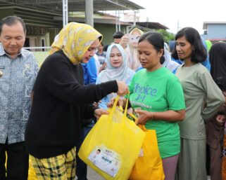 Ibu Riana Sari Arinal Berikan Bantuan Sembako Program Siger kepada Warga Terdampak Banjir di Kampung Tanjung Jati, Teluk Betung Barat, Bandarlampung