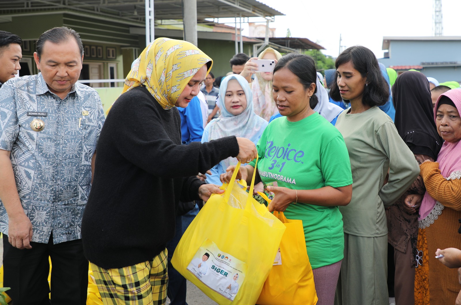 Ibu Riana Sari Arinal Berikan Bantuan Sembako Program Siger kepada Warga Terdampak Banjir di Kampung Tanjung Jati, Teluk Betung Barat, Bandarlampung