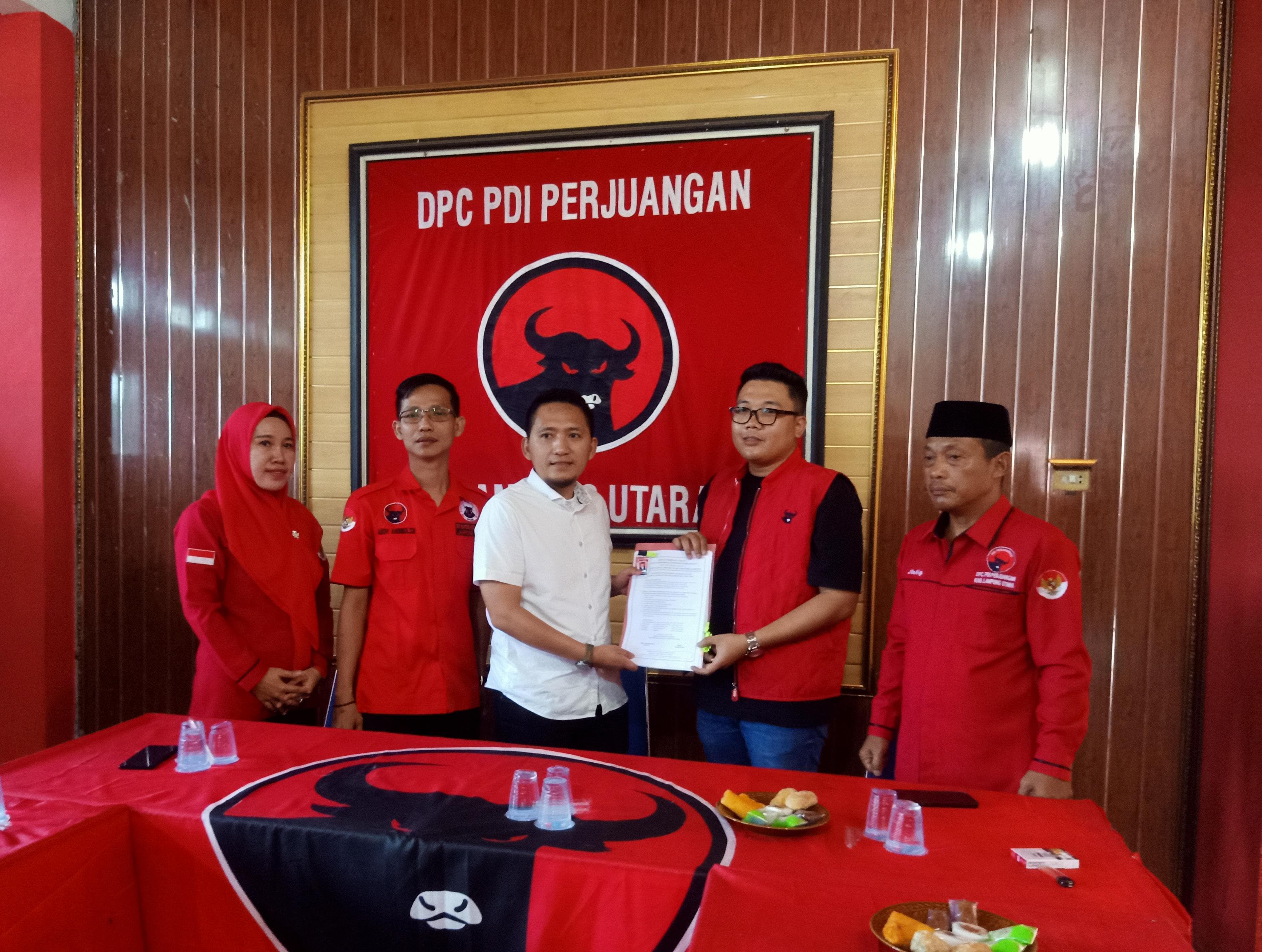 Ardian Saputra kembalikan Berkas Pendaftaran Bakal Calon Bupati Ke PDI Perjuangan