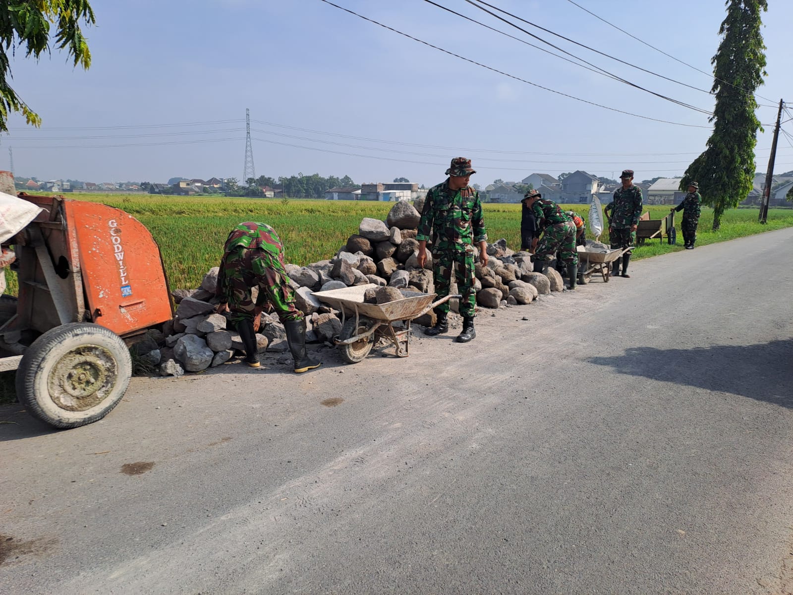 Anggota Kodim 0726/Sukoharjo Dan Warga Bahu Laksanakan Pra TMMD Reguler
