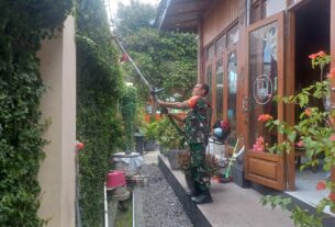 Kompak..!! Babinsa Bersama Bhabinkamtibmas Dan Warga Gotong Royong Bersihkan Sampah Dan Potong Rumput
