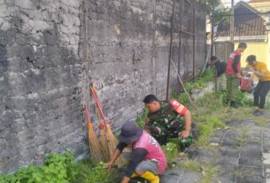 Kompak..!! Babinsa Kepatihan Kulon Bersama Warga Masyarakat Kerja Bakti Bersihkan Lingkungan