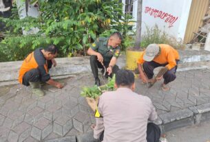 Babinsa Ketelan Terjun Langsung Ke Lapangan Bersama Warga Laksanakan Pembersihan Lingkungan