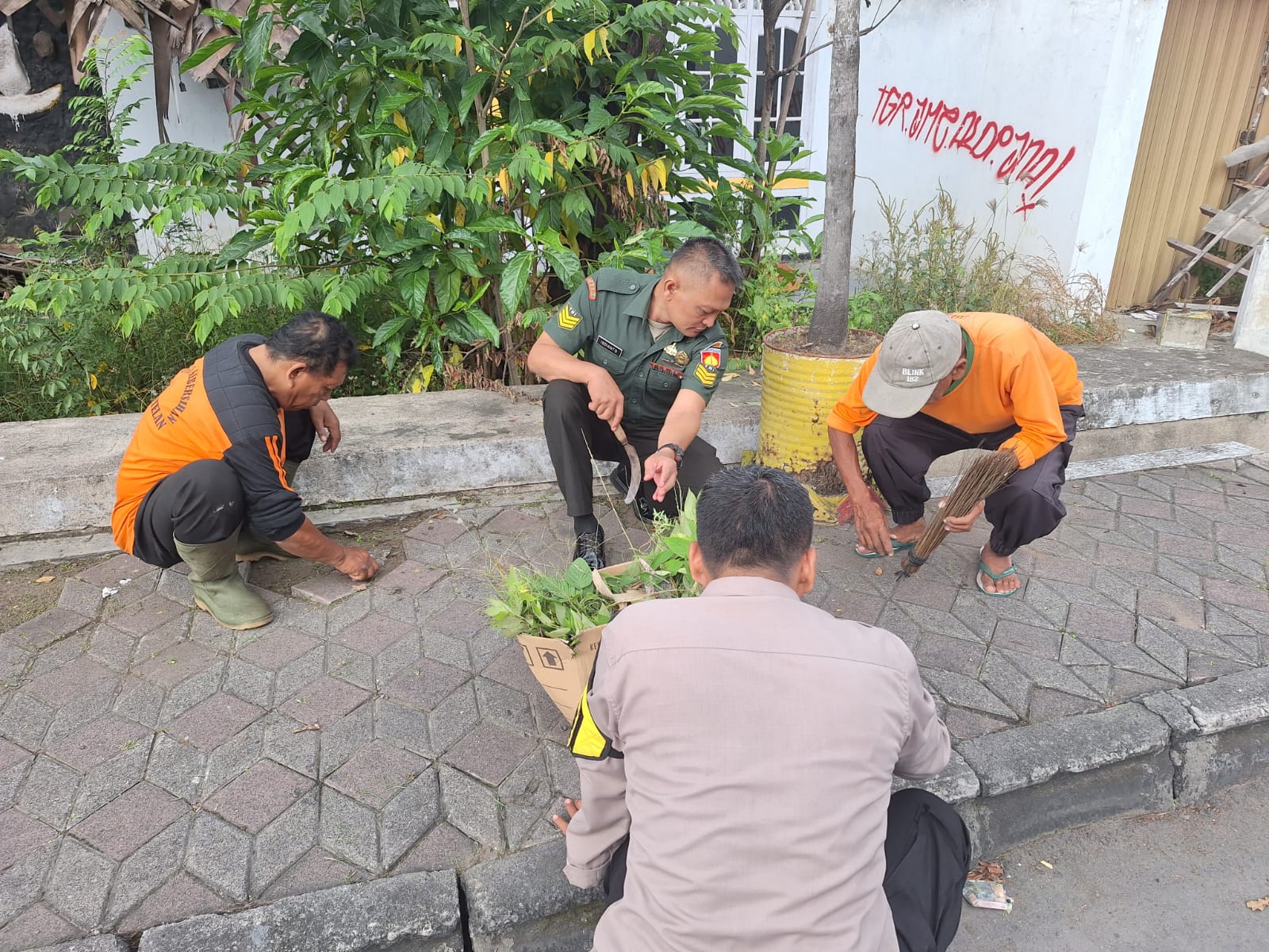 Babinsa Ketelan Terjun Langsung Ke Lapangan Bersama Warga Laksanakan Pembersihan Lingkungan