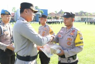Bagikan HP Motorola Lex 11A Kepada Bhabinkamtibmas, AKBP James: Terus Upgrade Diri Masing-Masing