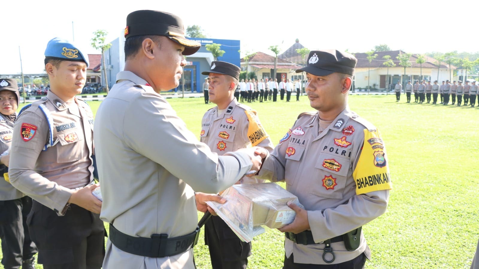 Bagikan HP Motorola Lex 11A Kepada Bhabinkamtibmas, AKBP James: Terus Upgrade Diri Masing-Masing