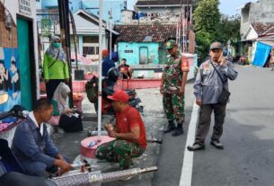 Basmi Sarang Nyamuk, Babinsa Kelurahan Pasar Kliwon Bersama Dinas Kesehatan Laksanakan Foging