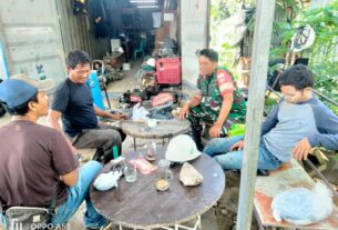 Terjawab..!! Begini Cara Babinsa Jebres Dalam Menciptakan Kekompakan Dan Kebersamaan Dengan Warga