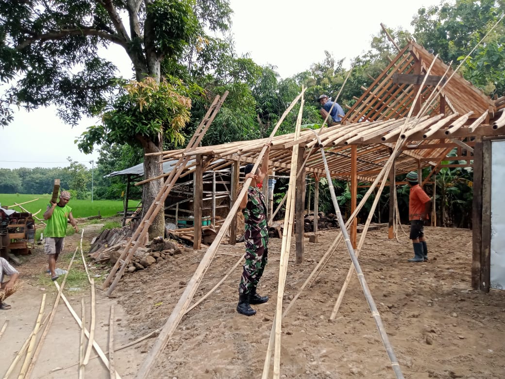 Budayakan Gotong Royong Babinsa Bantu Bangun Rumah
