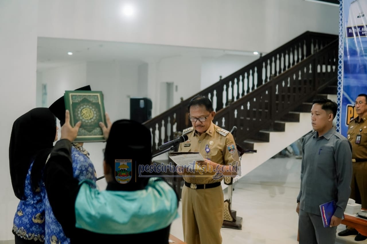 Bupati Agus Istiqlal serahkan 103 SK PNS