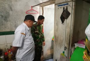 Cegah Demam Berdarah, Babinsa Pucangsawit Bersama Kader Jumantik Laksanakan Pemberantasan Sarang Nyamuk