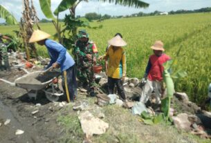 Cegah Longsor, Babinsa Bangun Talud