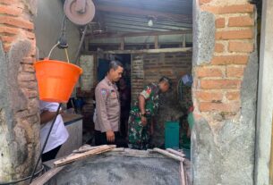 Cegah Wabah Demam Berdarah, Babinsa Tegalharjo Bersama Tim Jumantik Cek Jentik Nyamuk di Rumah Warga