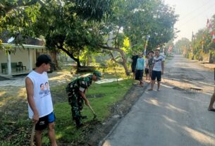 Ciptakan Lingkungan Sehat, Babinsa Bantu Warga Pembersihan Lingkungan