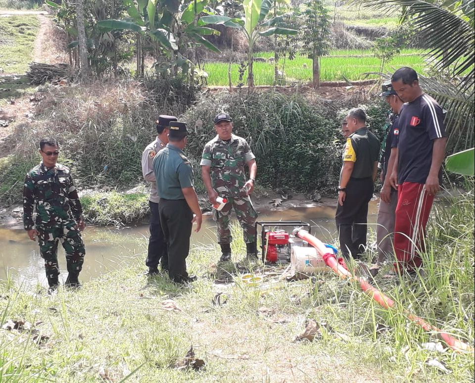 Danramil Manyaran Serahkan Bantuan Mesin Pompa Air Dari Kementan Kepada Gapoktan