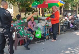 Dengarkan Keluh Kesah Pedagang, Babinsa Tak Segan Terjun Ke Lapangan Sambangi Pedagang Kaki Lima
