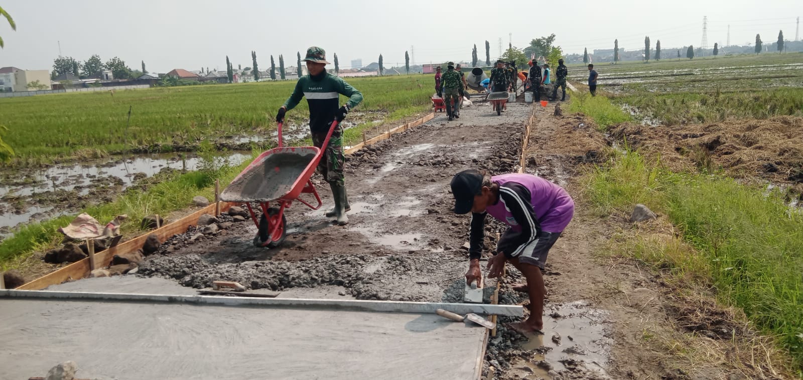Didukung Cuaca Cerah, droping material lancar, Betonisasi Jalan TMMD Reguler 120 Kodim 0726/Sukoharjo berjalan tanpa kendala