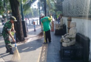 Gandeng Tim Saberling, Babinsa Kelurahan Keprabon Laksanakan Kerja Bakti Pembersihan Lingkungan di Sepanjang Jalan Diponegoro