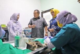 Gubernur Arinal Tinjau Vaksinasi Rabies dan Pemberian Vitamin Gratis dalam Rangka Hari Dokter Hewan se-Dunia Tahun 2024