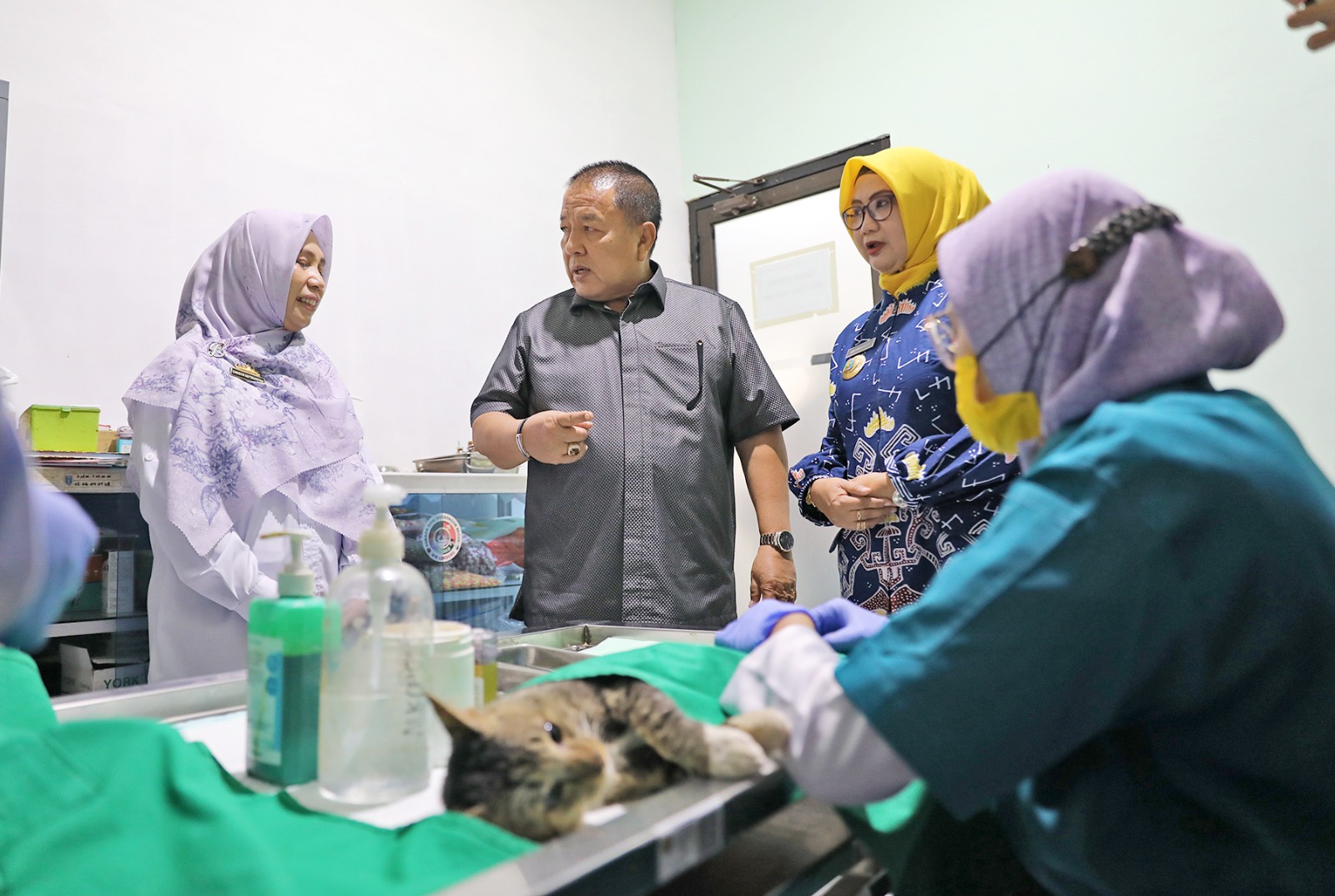 Gubernur Arinal Tinjau Vaksinasi Rabies dan Pemberian Vitamin Gratis dalam Rangka Hari Dokter Hewan se-Dunia Tahun 2024