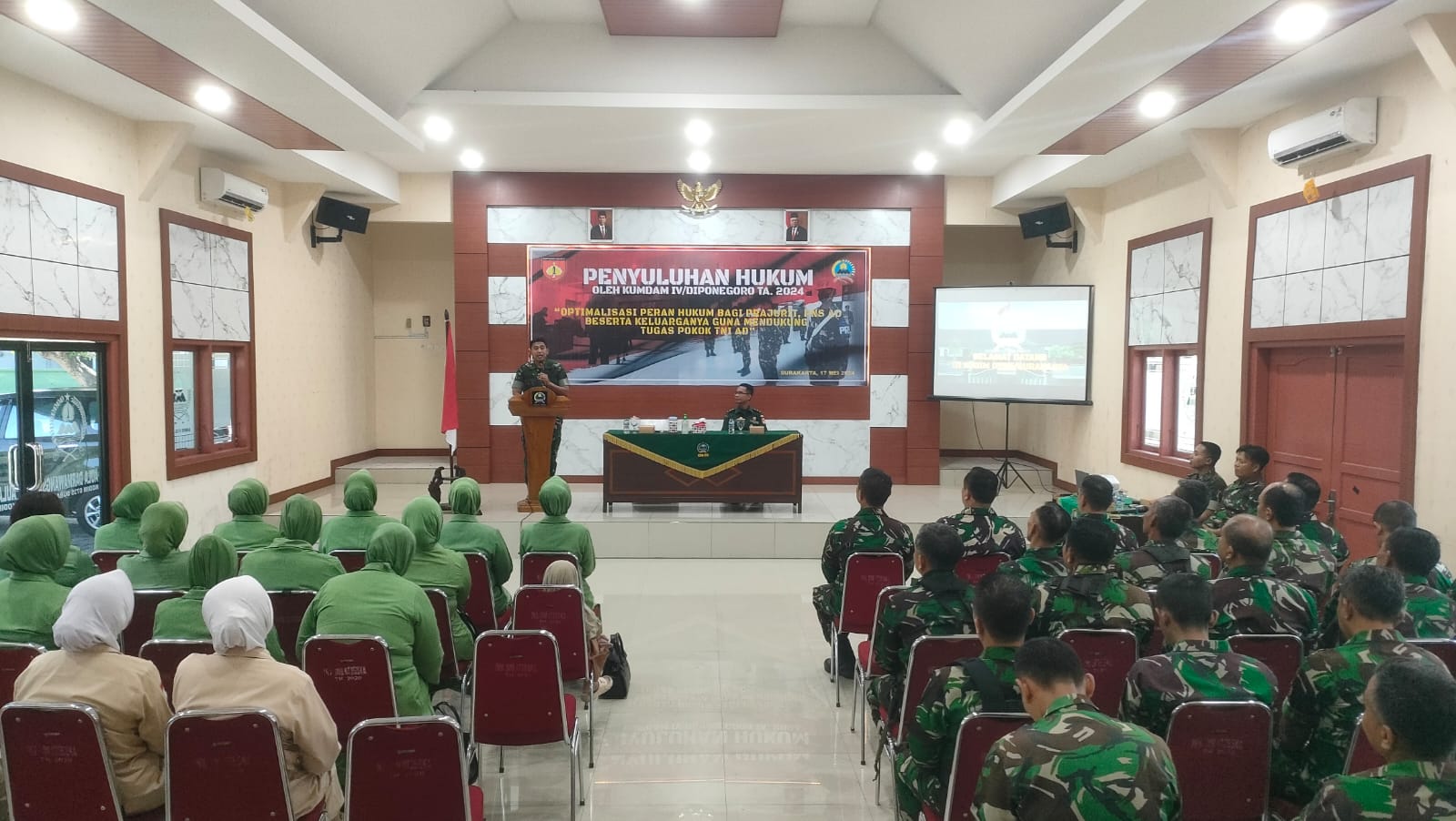 Gugah Kesadaran Hukum Dan Tingkatkan Kedisiplinan, Anggota Kodim 0735/Surakarta Terima Penyuluhan Hukum Dari Kumdam IV/Diponegoro