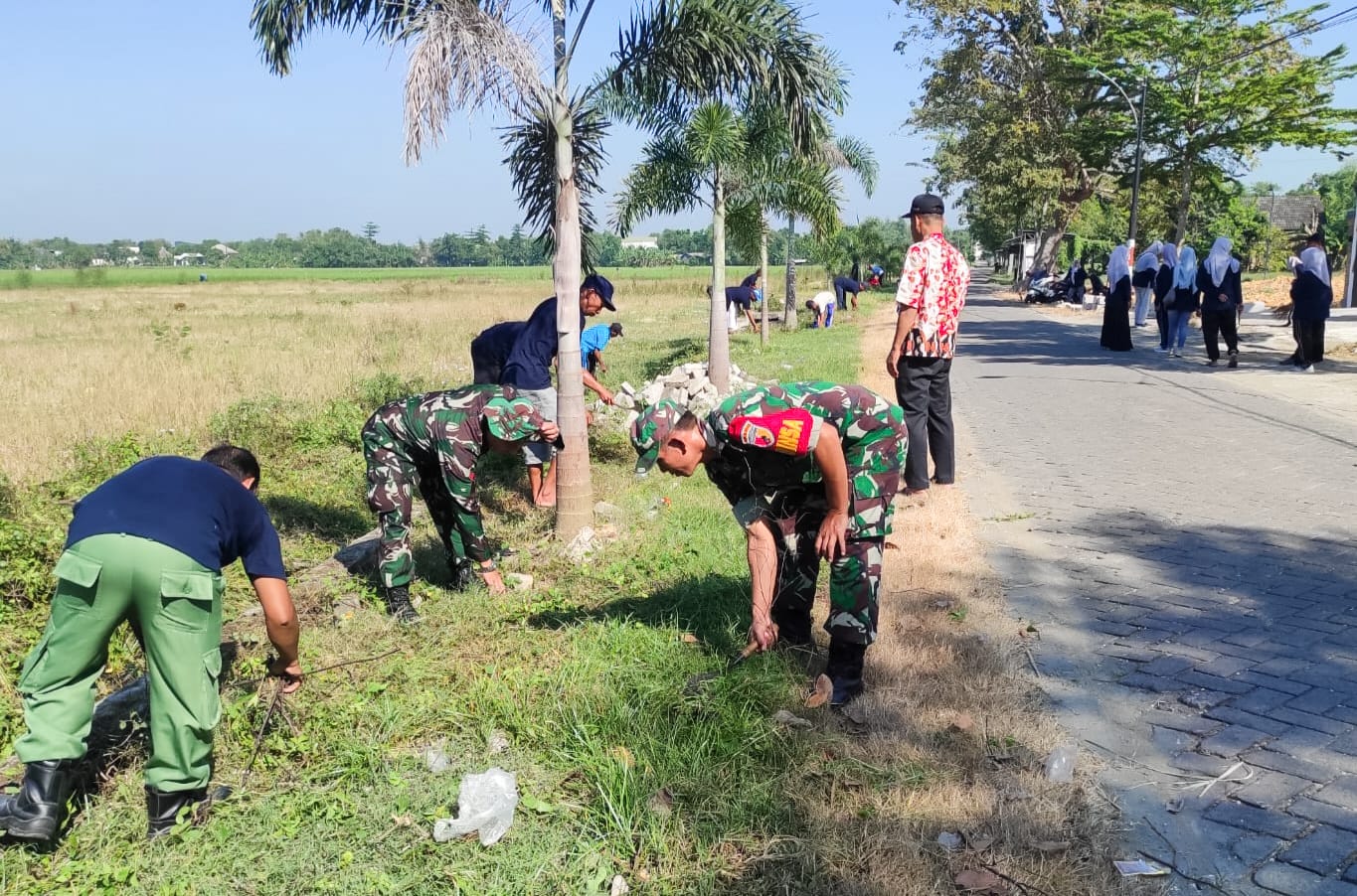 Dukung Pencanangan BBGRM XXI, Babinsa Koramil Dander Bojonegoro Karya Bakti bersama Masyarakat