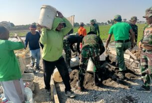 Keterlibatan serta soliditas unsur Linmas desa Wirun menambah semangat anggota Satgas TMMD